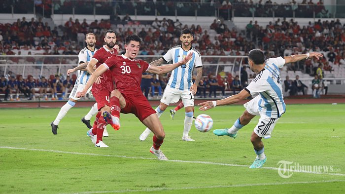 pemain-timnas-indonesia-elkan-baggot-berebut-bola-dengan-pemain-argentina.jpg