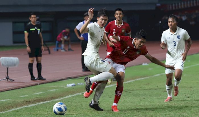 pemain-timnas-indonesia-u-19-berebut-bola-dengan-pemain-timnas-thailand.jpg