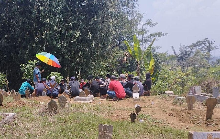 pemakaman-korban-keracunan-sate-jebred.jpg