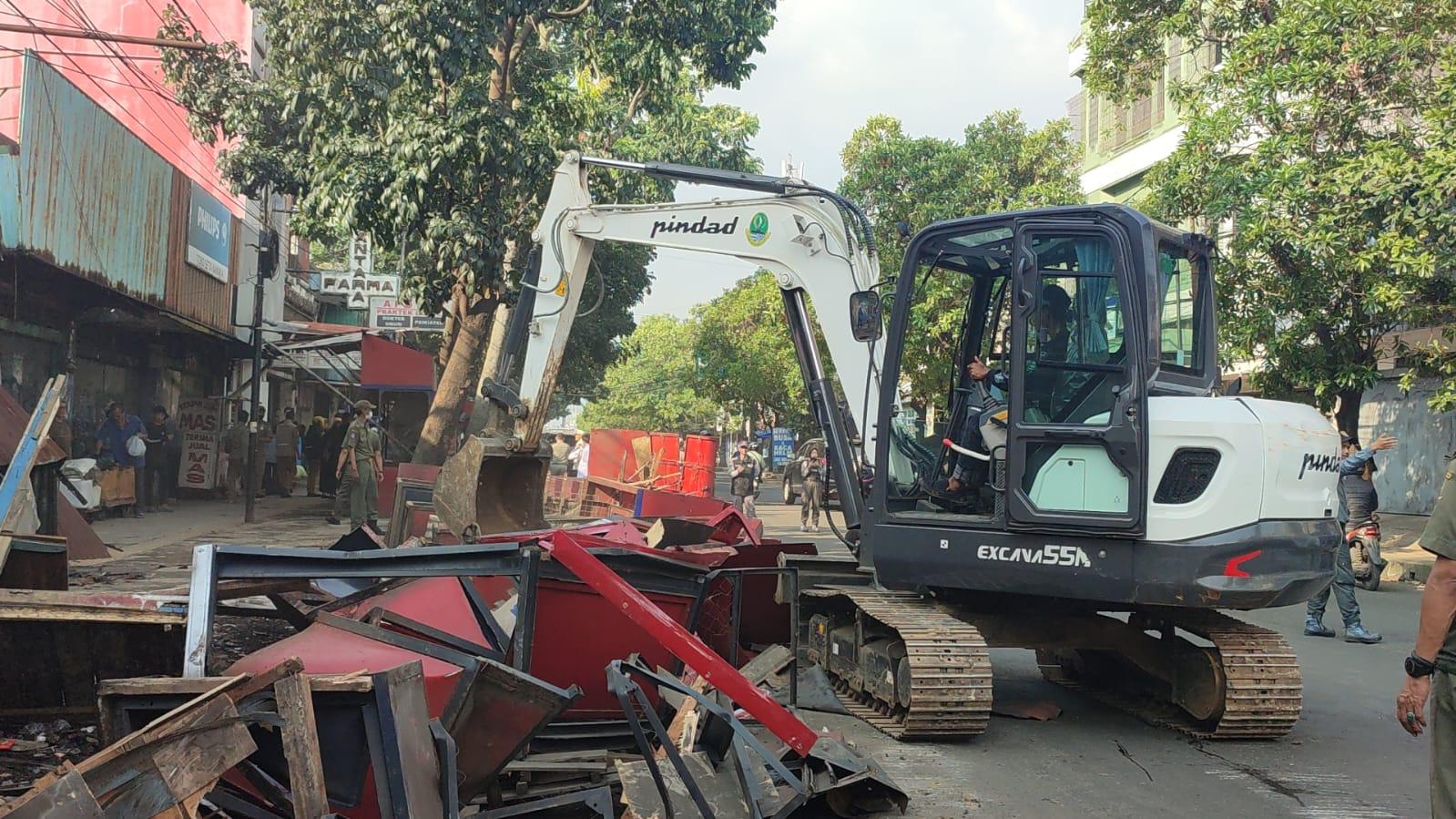Pembongkaran PKL Cicadas Memanas! Pedagang Hadang Alat Berat, Klaim Kantongi Izin DPRD Tahun 2002