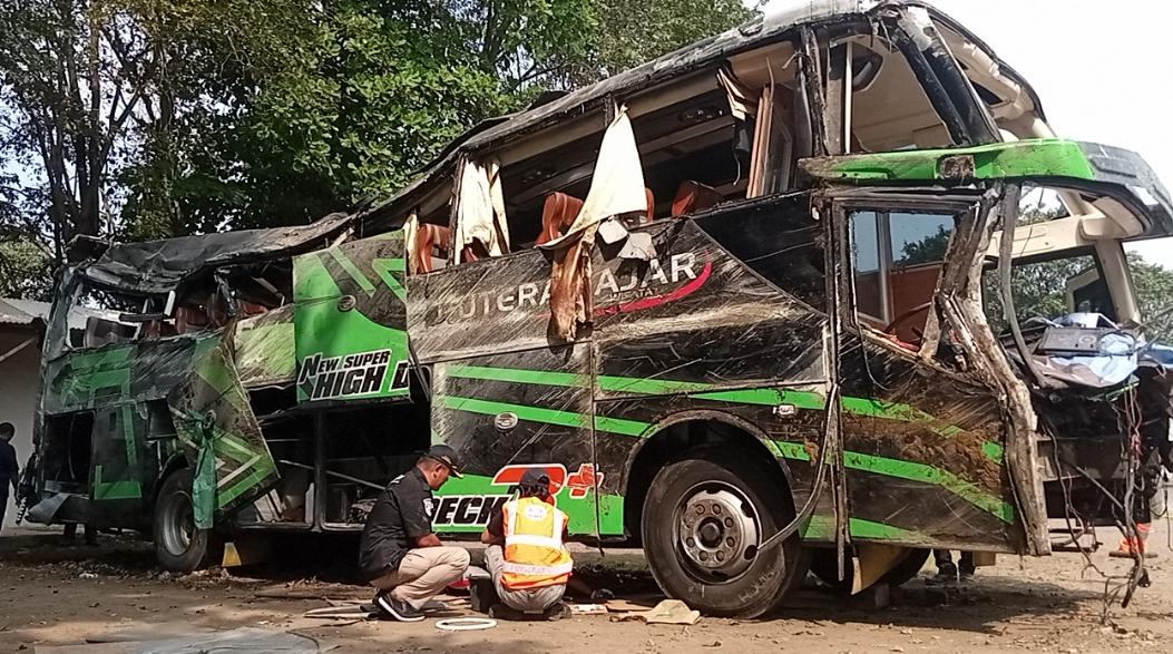pemeriksaan-bangkai-bus-maut-Trans-Putera-Fajar-yang.jpg