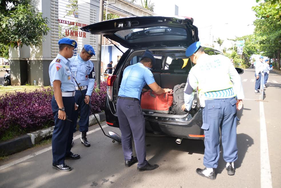 Kendaraan dan Barang Calon Penumpang Diperiksa Petugas Lanud Husein Sastranegara