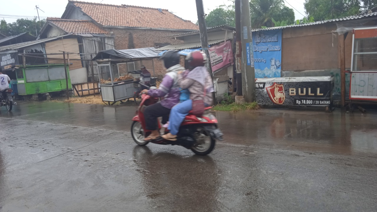 pemerintah-kabupaten-karawang-meminta-warga-daerah-rawan-banjir-waspada.jpg