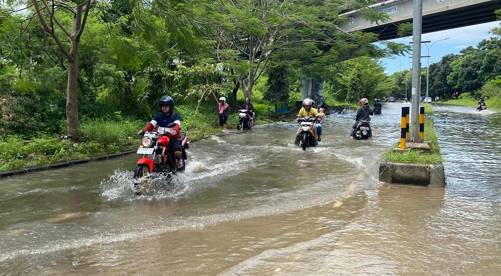 pemotor-terjang-genangan-air-di-kawasan-GBLA.jpg