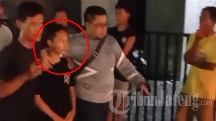 pemuda-asal-indramayu-saat-digiring-warga-ke-kantor-polisi.jpg
