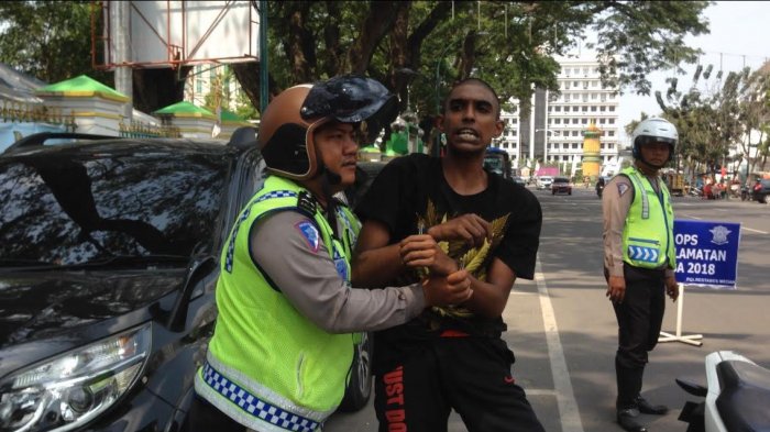 Saking Paniknya, Pemuda Ini Telan Bungkusan Sabu dan Gigit Jari Polisi ketika Ada Razia