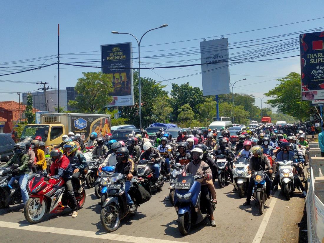 pemudik-bermotor-cirebon-74.jpg