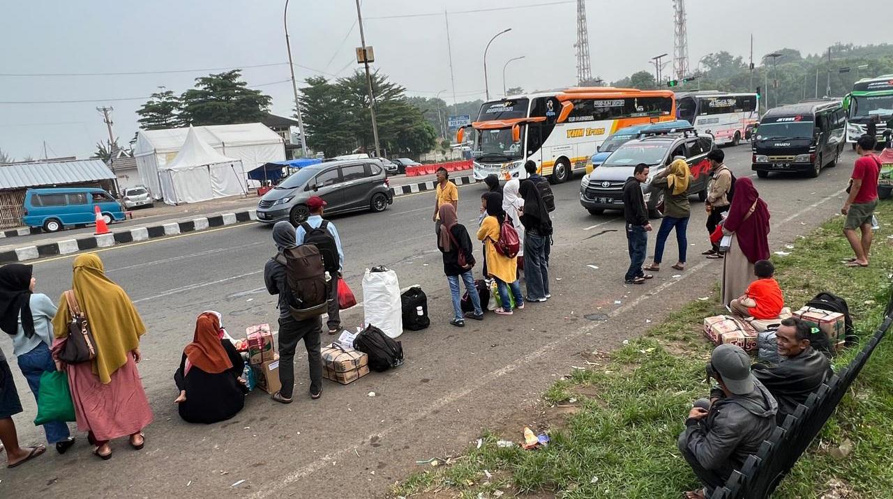 pemudik-di-exit-tol-cikopo.jpg
