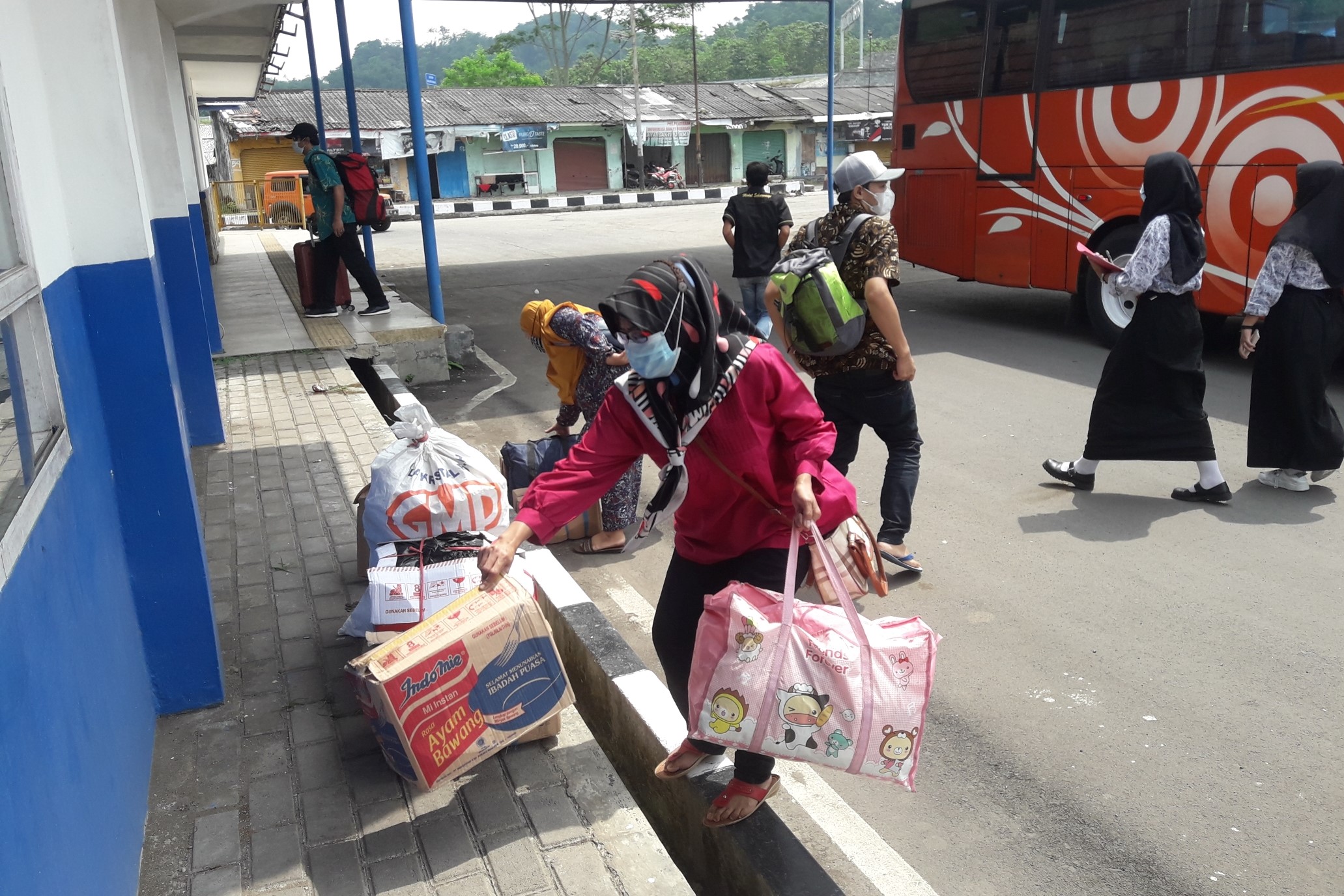 pemudik-di-terminal-ciakar-sumedang.jpg