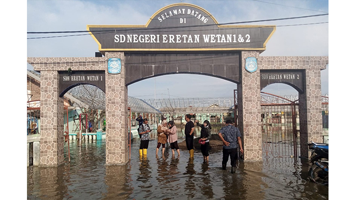 pemukiman-warga-terendam-banjir-rob-di-desa-eretan-kulon.jpg