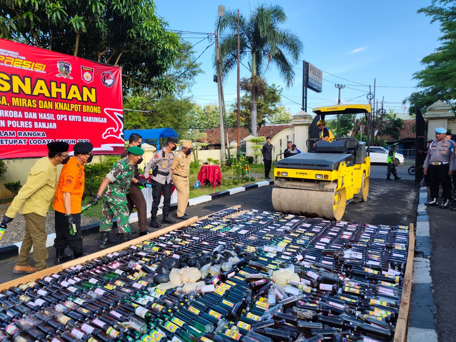 pemusnahan-Miras-halaman-depan-Polres-Banjar.jpg