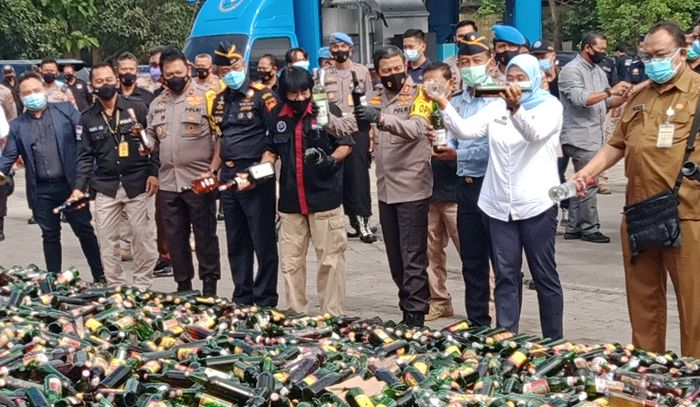 pemusnahan-minuman-keras-digelar-di-mapolda-jabar-selasa-22122020.jpg