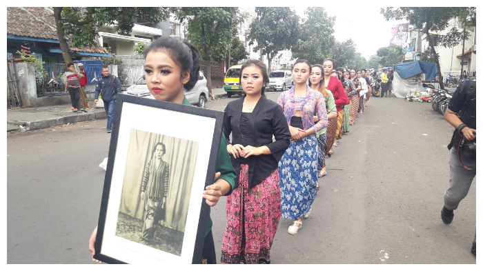 penampilan-street-art-performance-17-penari-perempuan-untuk-inggit-garnasih-minggu-522018_20180205_084459.jpg