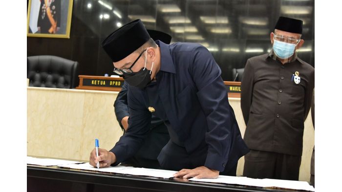 penandatanganan-perubahan-apbd-ridwan-kamil.jpg
