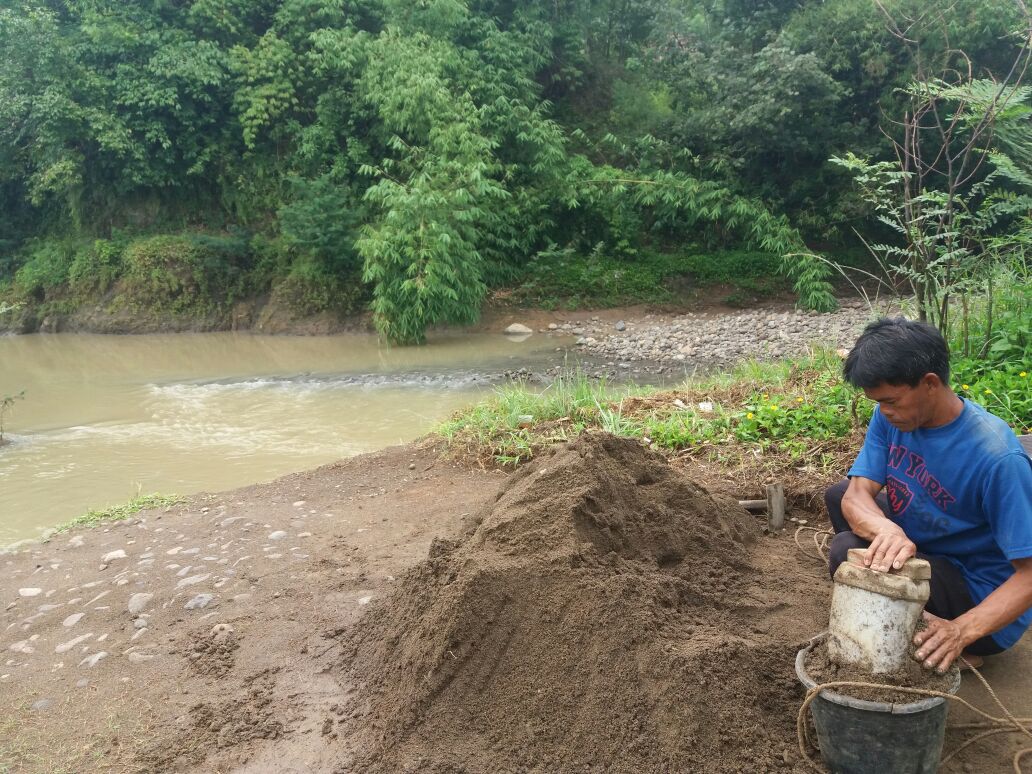 pencari-pasir-di-sungai-ciminyak_20180107_070221.jpg