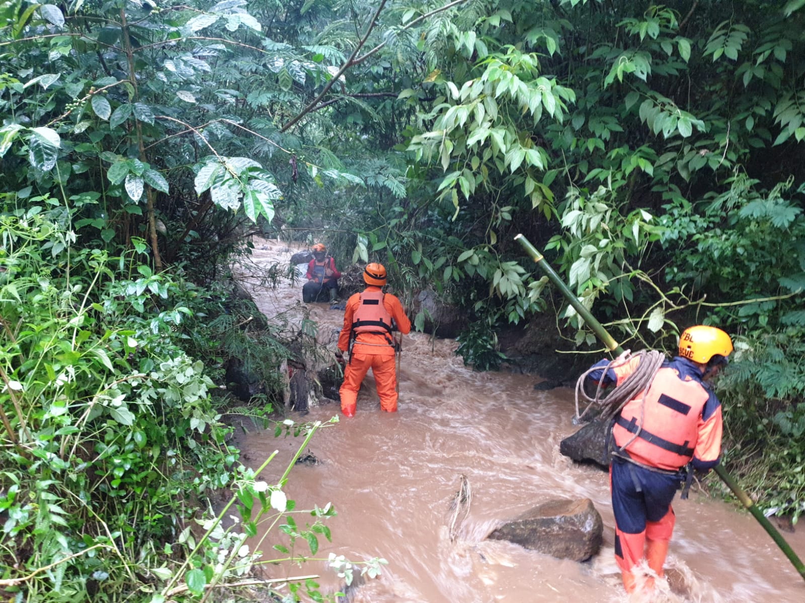 pencarian-dengan-cara-menyisir-aliran-sungai-ciwangun.jpg