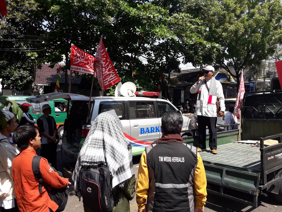 pendukung-buni-yani-berorasi-di-atas-mobil_20170912_113240.jpg