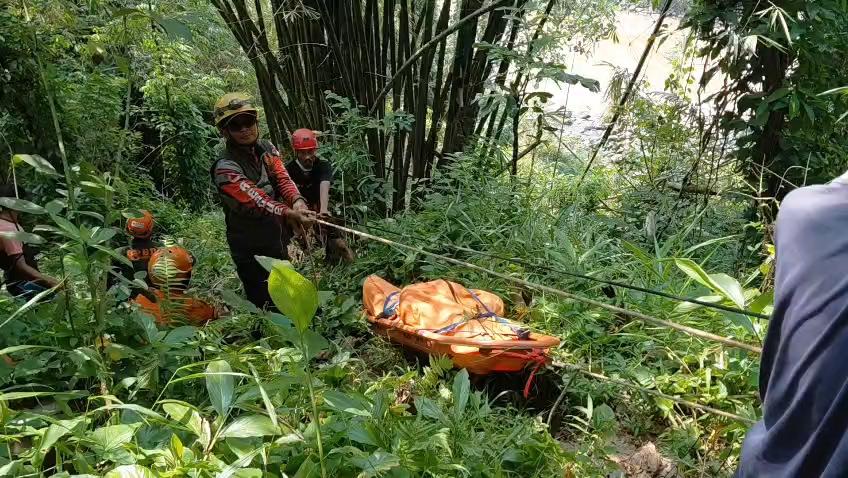 BREAKING NEWS Penemuan Mayat Tertelungkup di Tepi Sungai Citanduy, Evakuasi Gunakan Tali Webbing