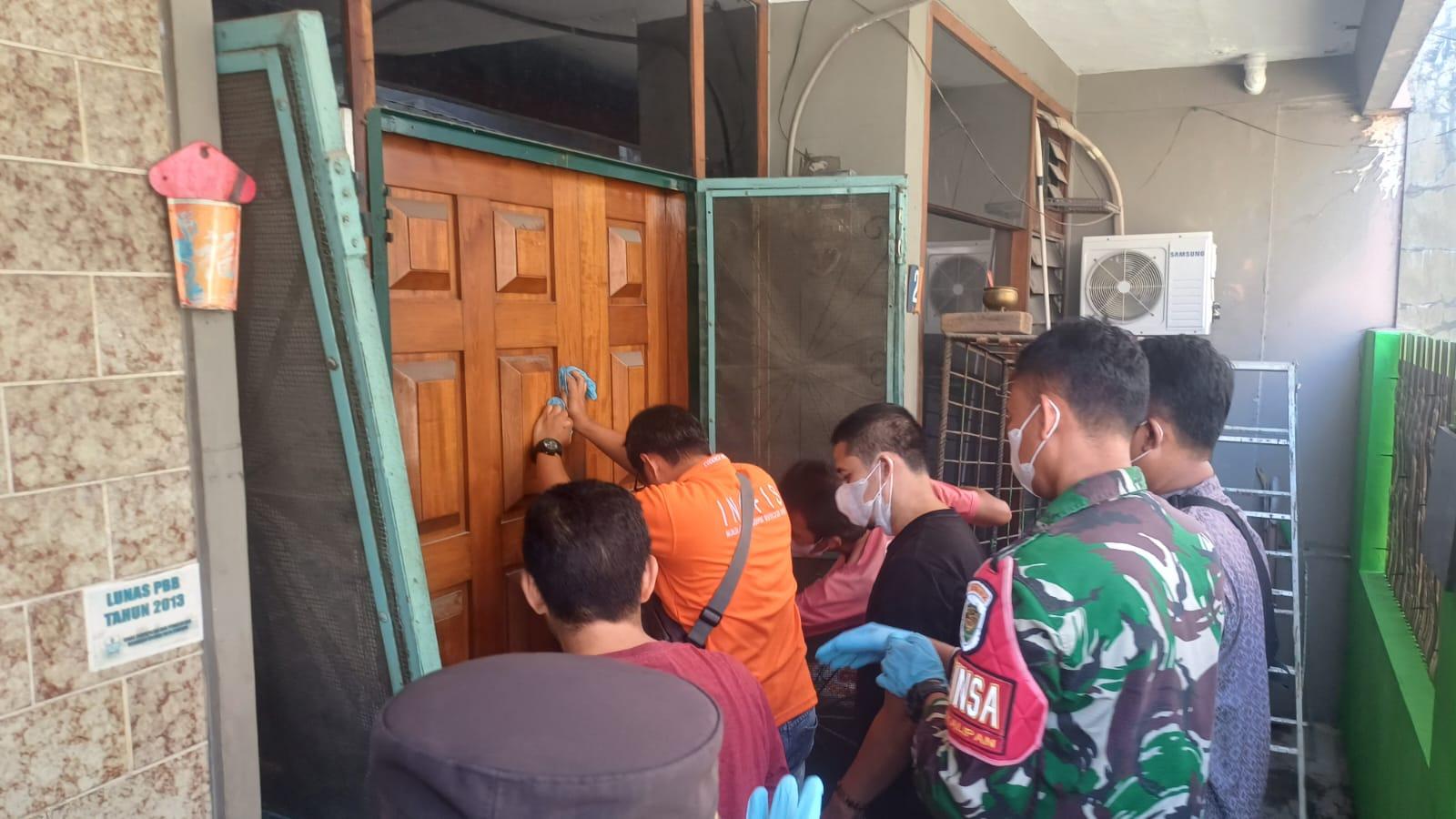 penemuan-mayat-seorang-pria-di-dalam-rumah-Minggu-862025-siang.jpg