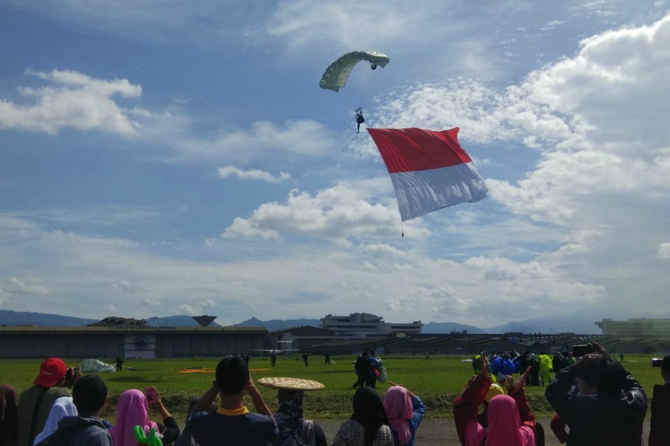 penerjun-membawa-bendera-merah-putih-di-lanud-husein-sastranegara-pada-momen-bulan-dirgantara_20180325_113246.jpg
