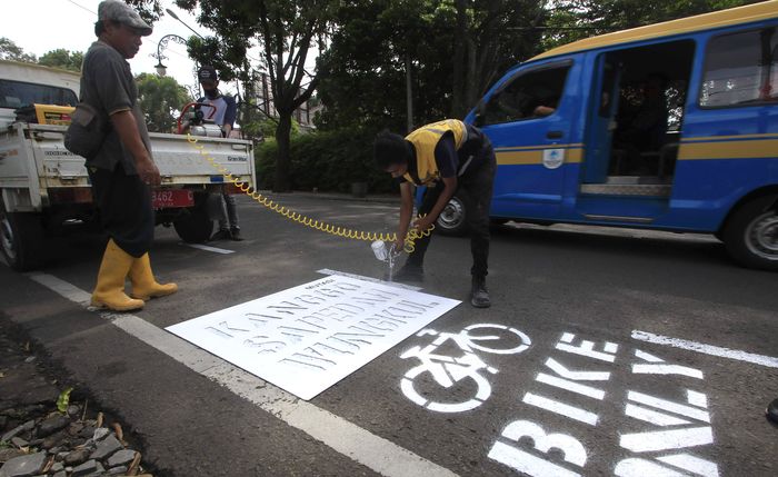 pengecatan-jalur-sepeda.jpg