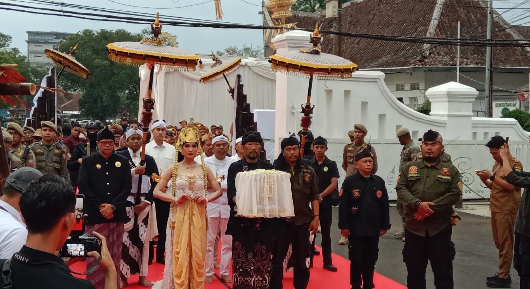 pengembalian-mahkota-binokasih.jpg