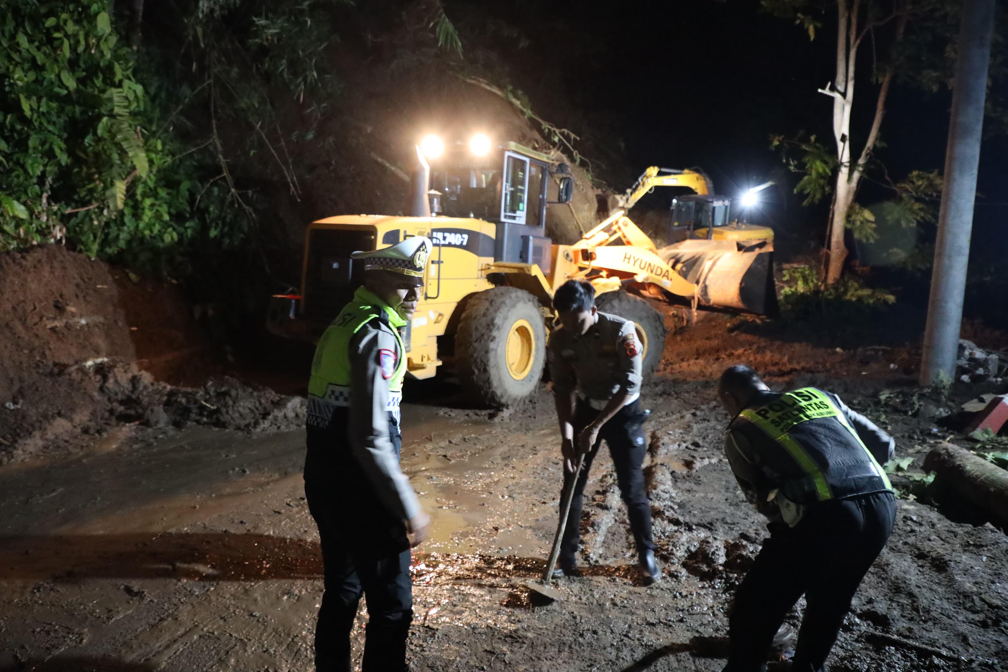 Pengerukan Longsor yang Tutup Jalan Raya di Sukabumi Dikebut hingga Malam, Lalu Lintas Dialihkan