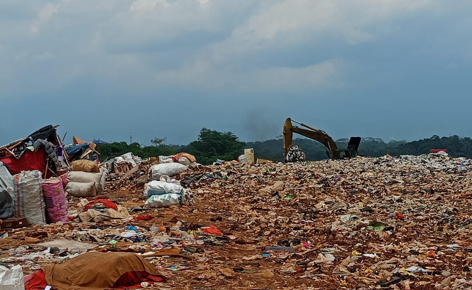 pengerukan-sampah-untuk-diratakan-di-TPA-Ciangir-Tamansari-Tasikmalaya.jpg