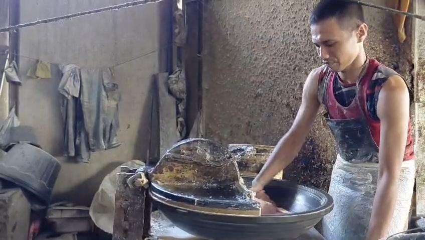 Bosan Menu Sate, Warga Tasikmalaya Serbu Penggilingan Daging Pasar Cikurubuk untuk Bikin Bakso