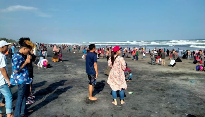 Pengunjung Padati Pantai Selatan, Tempat Wisata di Cianjur Ini Ramai Budaya Papajar Sambut Ramadan
