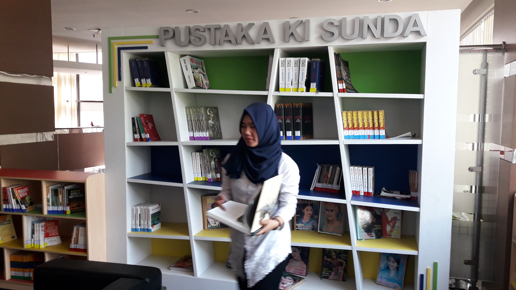 pengunjung-sedang-membaca-buku-di-pustaka-ki-sunda_20171025_162857.jpg