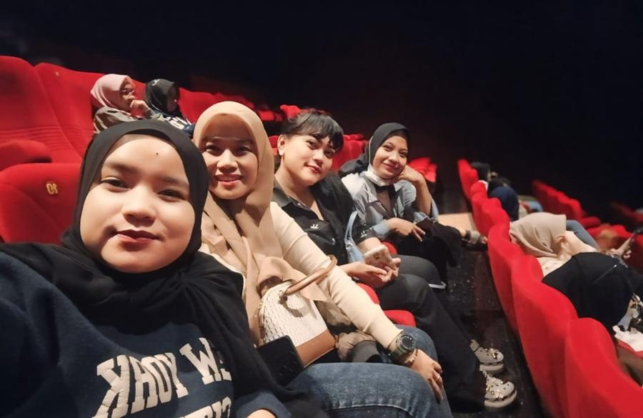 pengunjung-selfie-di-bioskop.jpg