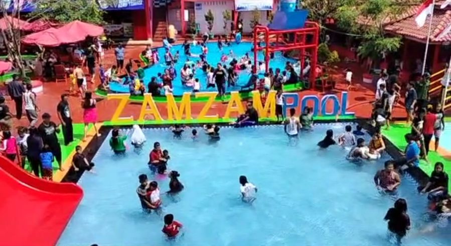 pengunjung-zamzam-pool-di-desa-manislor-kecamatan-jalaksana-kabupaten-kuningan.jpg