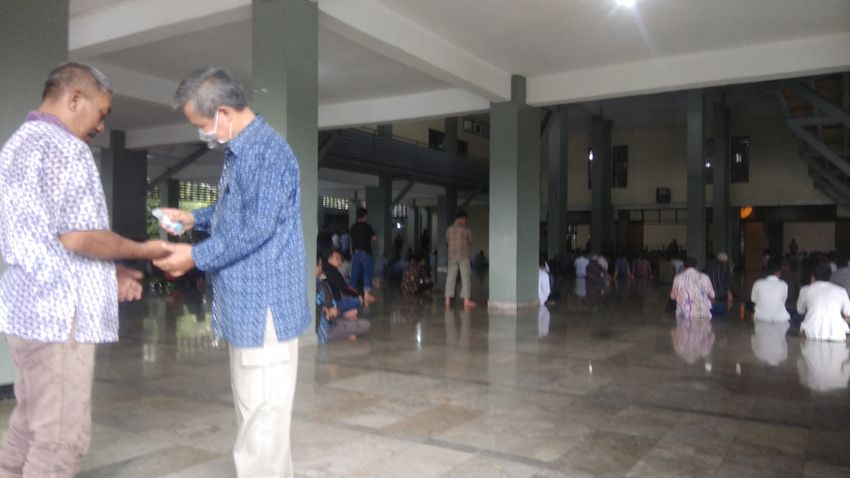 pengurus-masjid-istiqomah-menuangkan-hand-sanitizer.jpg