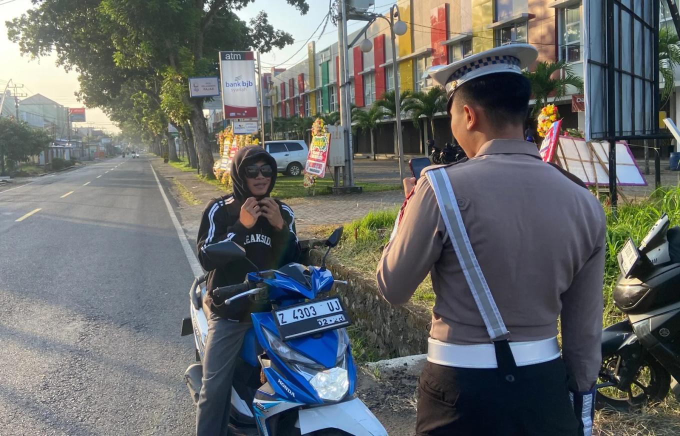 penindakan-terhadap-pengendara-sepeda-motor-yang-tidak-menggunakan-helm-di-Pangandaran.jpg