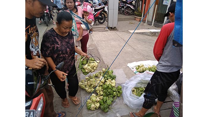penjual-ketupat-di-pasar-bangkir-indramayu.jpg