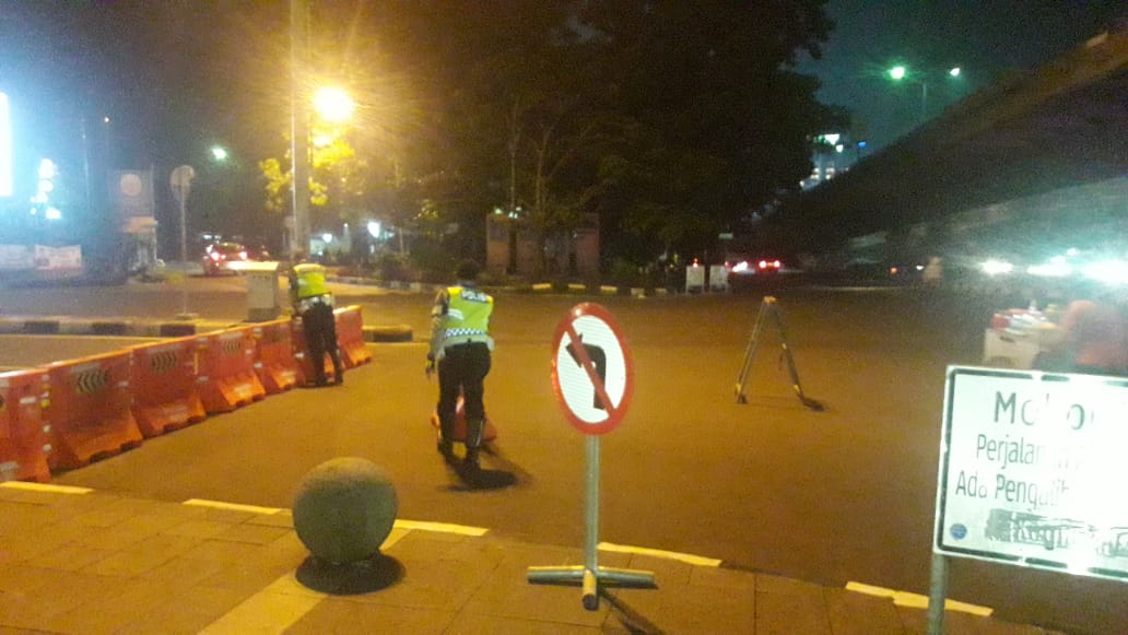 Pemandangan malam hari jalanan kota Bandung yang diterangi oleh lampu penerangan jalan (PJU) yang baru dipasang, menunjukkan suasana yang aman dan nyaman bagi pejalan kaki dan pengendara.