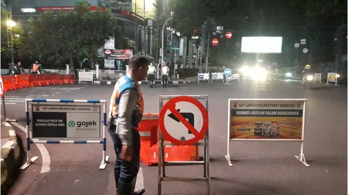 penutupan-jalan-re-martadinata-atau-riau-dan-jalan-merdeka-2862020-malam.jpg