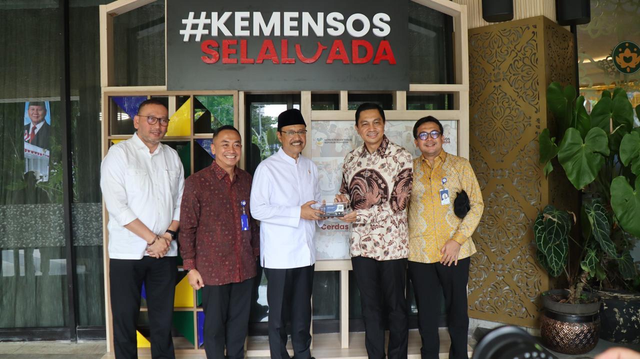 penyaluran-dana-bantuan-sosial-oleh-kemensos.jpg
