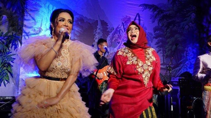 penyanyi-krisdayanti-menghibur-undangan-resepsi-pernikahan.jpg