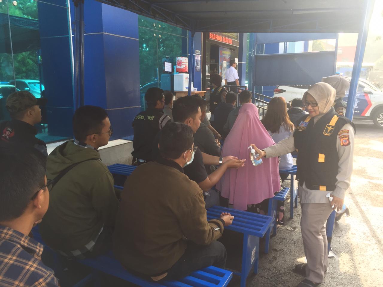 penyemprotan-disinfektan-hingga-diberi-hand-sanitizer-bagi-warga-di-mapolrestabes-bandung.jpg