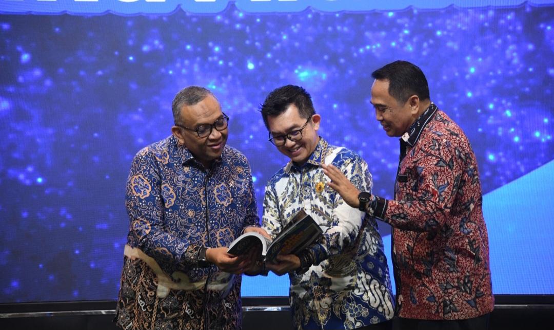 penyerahan-Buku-Alumni-Pemagangan-dan-penandatanganan-Wall-of-Fame.jpg