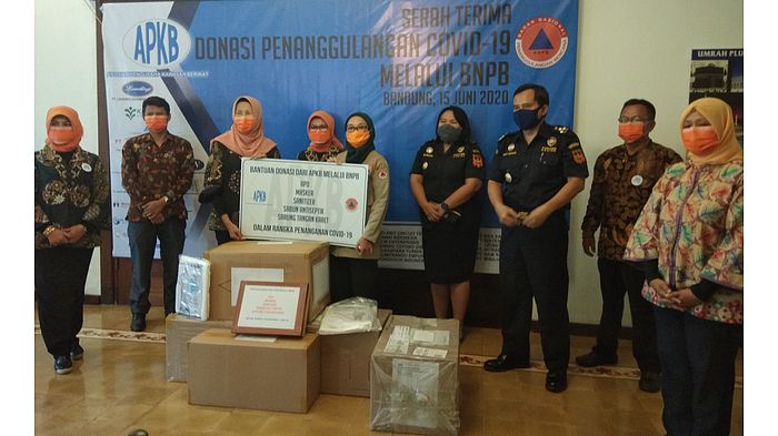 penyerahan-donasi-penanggulangan-covid-19-melalui-bnpb-dari-apkb.jpg