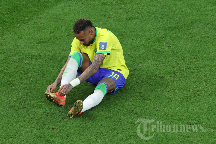 jabar/penyerang-brasil-neymar-duduk-di-lapangan.jpg