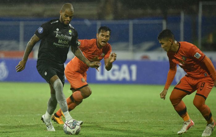 penyerang-persib-bandung-david-da-silva-menguasai-bola.jpg