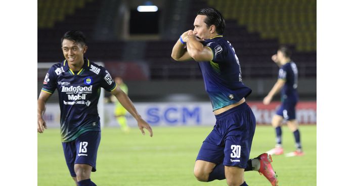 penyerang-persib-bandung-ezra-walian-melakukan-selebrasi-seusai-membobol-gawang-ps-sleman.jpg