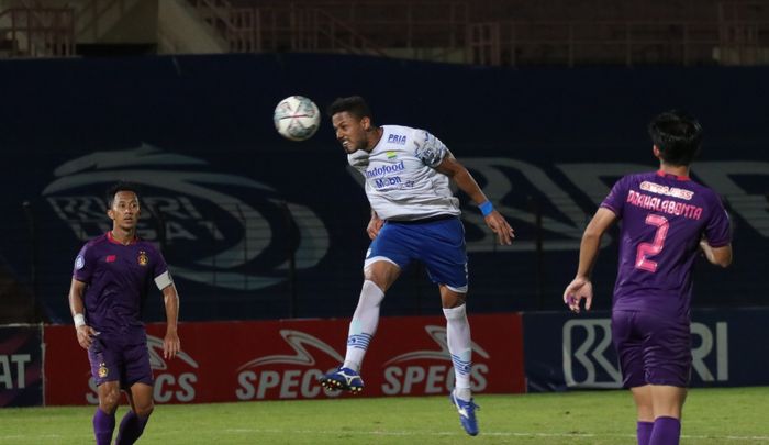 penyerang-persib-bandung-wander-luiz-menyundul-bola-persik-kediri.jpg