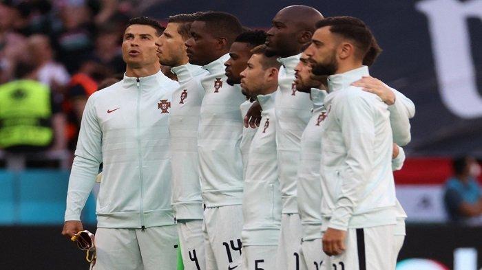 penyerang-portugal-cristiano-ronaldo-kiri-menyanyikan-lagu-kebangsaan-portugal.jpg