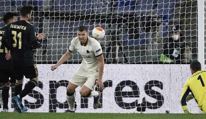 penyerang-roma-edin-dzeko-tengah-berselebrasi-setelah-mencetak-gol.jpg