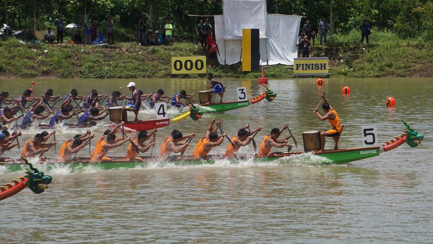 perahu-naga-pon-jabar_20160926_160456.jpg